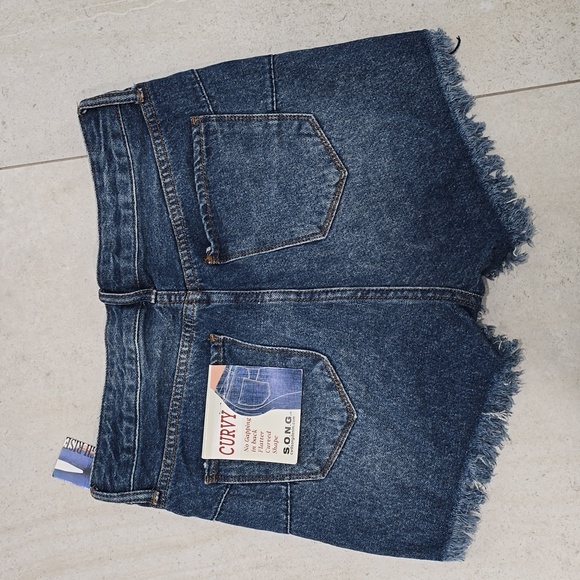 Curvy Super High Rise Denim Shorts - Picture 4 of 7